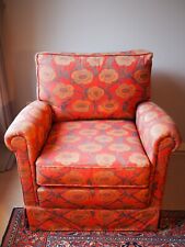 Sessel mit orangenem Blumenmuster