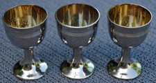 3 Eierbecher aus Metall - vergoldet / versilbert (?)