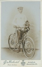 Photo man with a bicycle