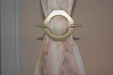 Schöne Raffspange Schalhalter
