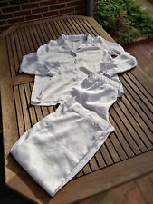TCM Satin Schlafanzug Pyjama hell grau weiß Biesen Knöpfe S 36/38