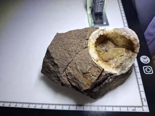 Calcit druse auf - auf, matrix