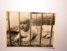 kleines Kind liegt im