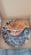 Handgemachte Epoxy Wanduhr aus Olivenholz und Tannenzapfen