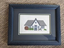 Dänische Stickerei Stickbild Haus 2, gerahmt mit Holzrahmen und Glas