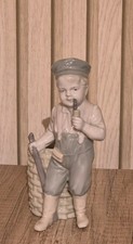 Alte Porzellanfigur Junge mit