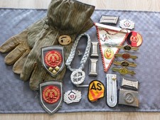 NVA Konvolut, Abzeichen, Wimpel, Handschuhe, Aufnäher, Anstecker