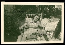 Hübsche Frau liegt 1951