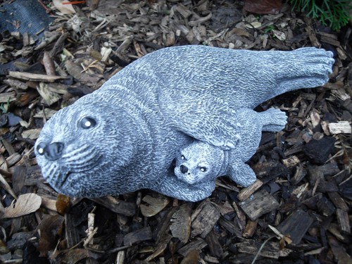 Steinfigur robbe mit kind - steinfigur,