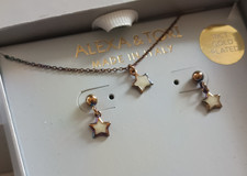 * Alexa & Tori Ohringe + Kette