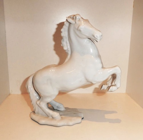 Pferdefigur aufsteigendes