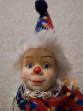 Niedlicher, freundlicher Harlekin / Clown auf Schaukel, Porzellankopf 35-46cm 