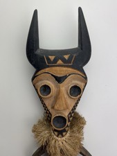 Afrikanische Holz geschnitzte Statue 36 cm in gewebtem Seil mit Halsschmuck Vintage