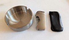 Älteres Edelstahl Gas-Feuerzeug mit Aschenbecher u. Kunstlederhülle (Set)