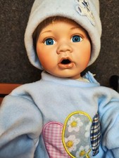 Künstlerpuppe Doll Junge 45 cm Blond Blaue Augen Porzellan Baby Puppe Mütze