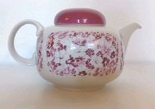 vintage Teekanne mit weinrotem