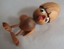 Hervorragende Vintage Kitsch Holz Küken Figur mit halber Eierschale auf Kopf
