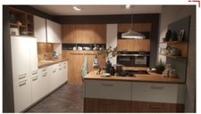 CONCEPT Design Einbauküche KOCHINSEL Musterküche Magnolienweiß Havannaeiche Nb.