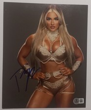 WWE Tiffany Stratton signiert
