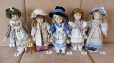 5 Puppen mit Kopf und Hand aus Porzellan und eingesetzten Augen