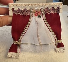 Gardine mit Gardinenkasten für das Puppenhaus