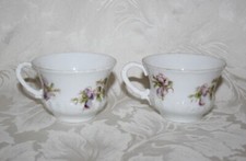 HÜBSCHE VINTAGE PAAR HANDBEMALTE PORZELLAN STIEFMÜTTERCHENBECHER