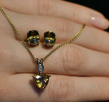 Sphen Set - Gelbgoldanhänger + Gelbgoldohrstecker - leuchtende gelbgoldene Farbe