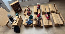 Puppenschule aus Holz mit
