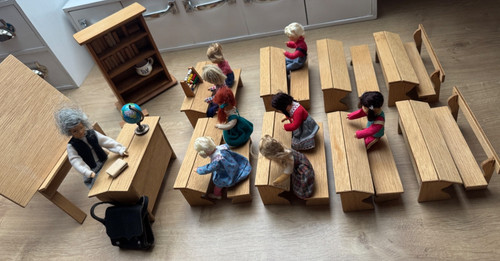 Puppenschule aus holz mit - aus,