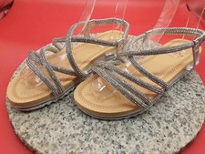 modisch flippige Sandale in