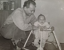 Stolzer Mann Vater hilft Baby