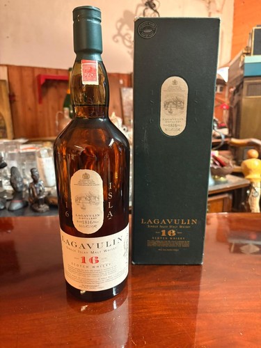 Lagavulin year old white - 16,