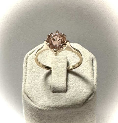 Goldring mit rosafarbigen