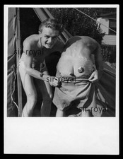 Rettungsschwimmer zieht Hose