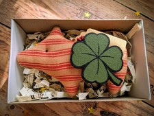 🐷 Handgenähtes Tilda Glücksschwein mit Kleeblatt in Geschenkbox 🍀