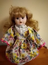 Kleine Blonde Porzellanpuppe