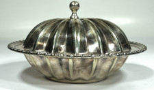 Versilberte Deckeldose –
