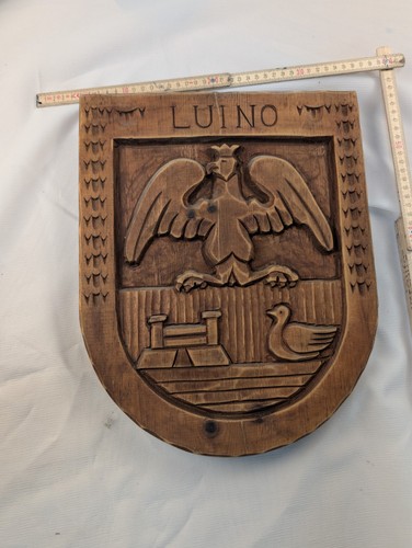 Handgeschnitzte holzwappen - handgeschnitzte,