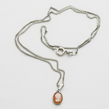 Halskette mit Anhänger Kamee