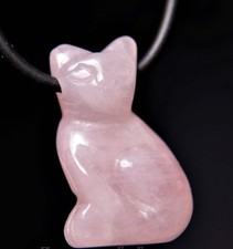 Katze aus Rosenquarz an einen längenverstellbaren Band