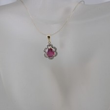 Anhänger 375/9k Gelbgold Weissgold, Rubin und Diamanten