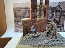 Diorama 1:35 Soldat verletzt vor Ruine II WK
