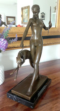 Bronzefigur Diana mit Hund Figur Skulptur Bronze Jagd Göttin Kunst Antik Stil 