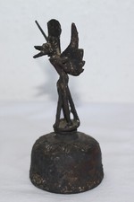 DEKORATIVE ALTE FIGÜRLICHE TISCHGLOCKE AUS MESSING #10329