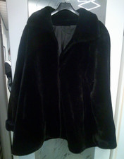 schwarzer Webpelz-Mantel, schön warm, vorteilhaft, Gr. 50
