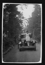 Foto Oldtimer Auto original Fotografie 20-er Jahre Frau auf der Motorhaube