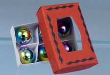Weihnachtsbaumkugeln in Box