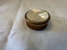 alte kl. runde Dose Pillendose o.ä. Messingblech mit Perlmutt Plättchen D 30 mm