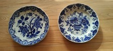 2 Delfter Blau-Teller, florales Dekor Ø 26 cm