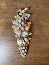 Handgeschnitzte Holz-Traube – Wanddeko / Südtiroler Holzschnitzerei, bemalt